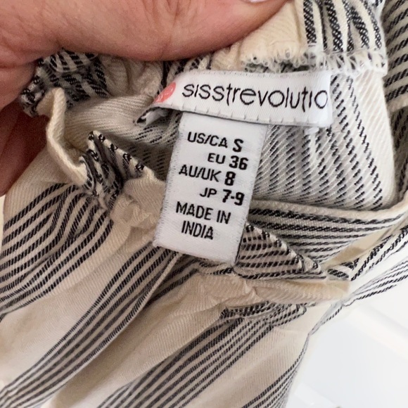 Overall style romper- great for summer! - Picture 3 of 4